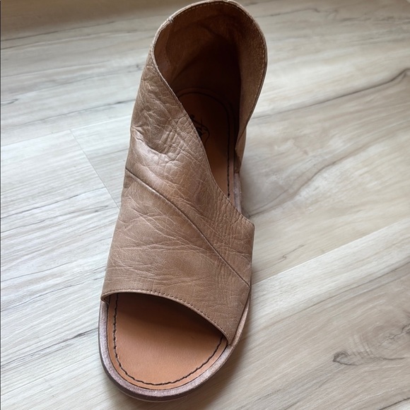 FREE PEOPLE Leather Mont Blanc Tan/Beige Wrap SANDALS/SHOE...
Sz 38 1/2 - Picture 5 of 15